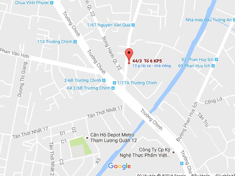 Ô tô tông gốc cây nát đầu, dân cạy cửa cứu tài xế - ảnh 2